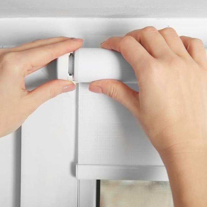 How to clean a roller blind